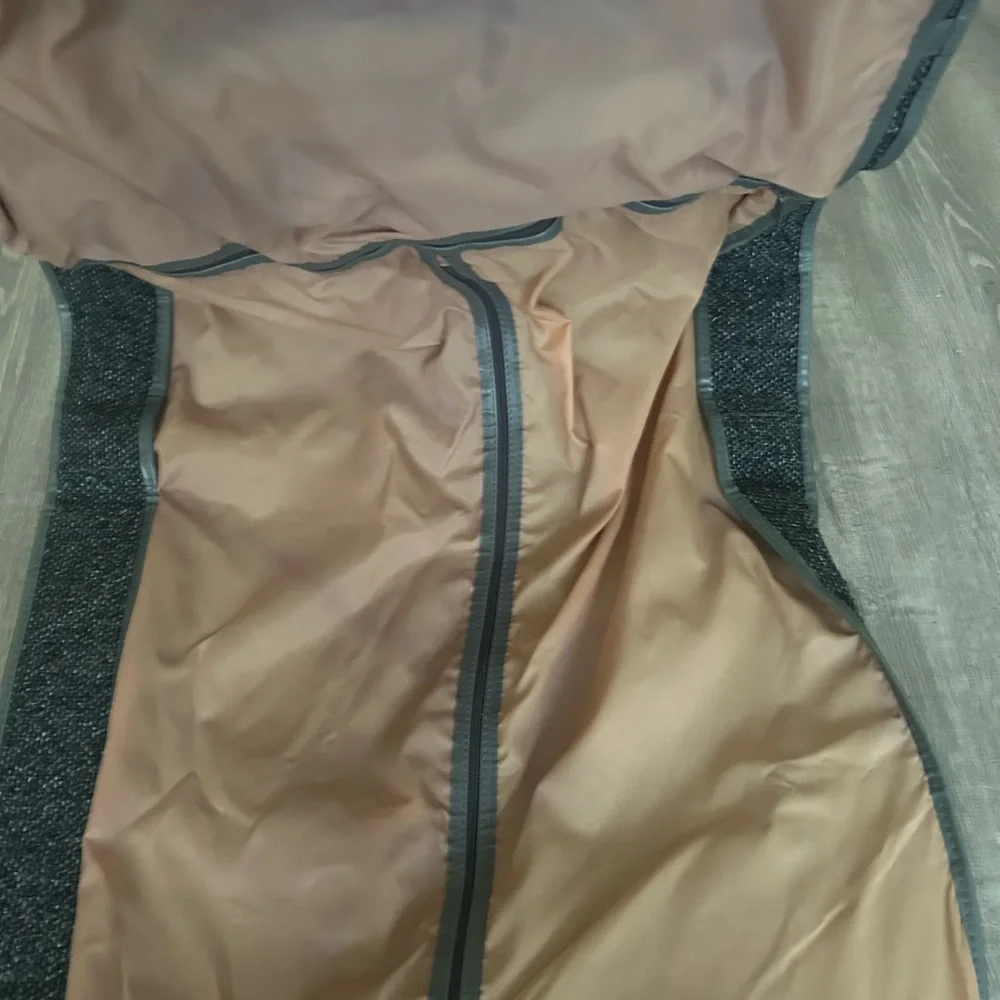 Oscar De La Renta hanging luggage bag in like new condition.